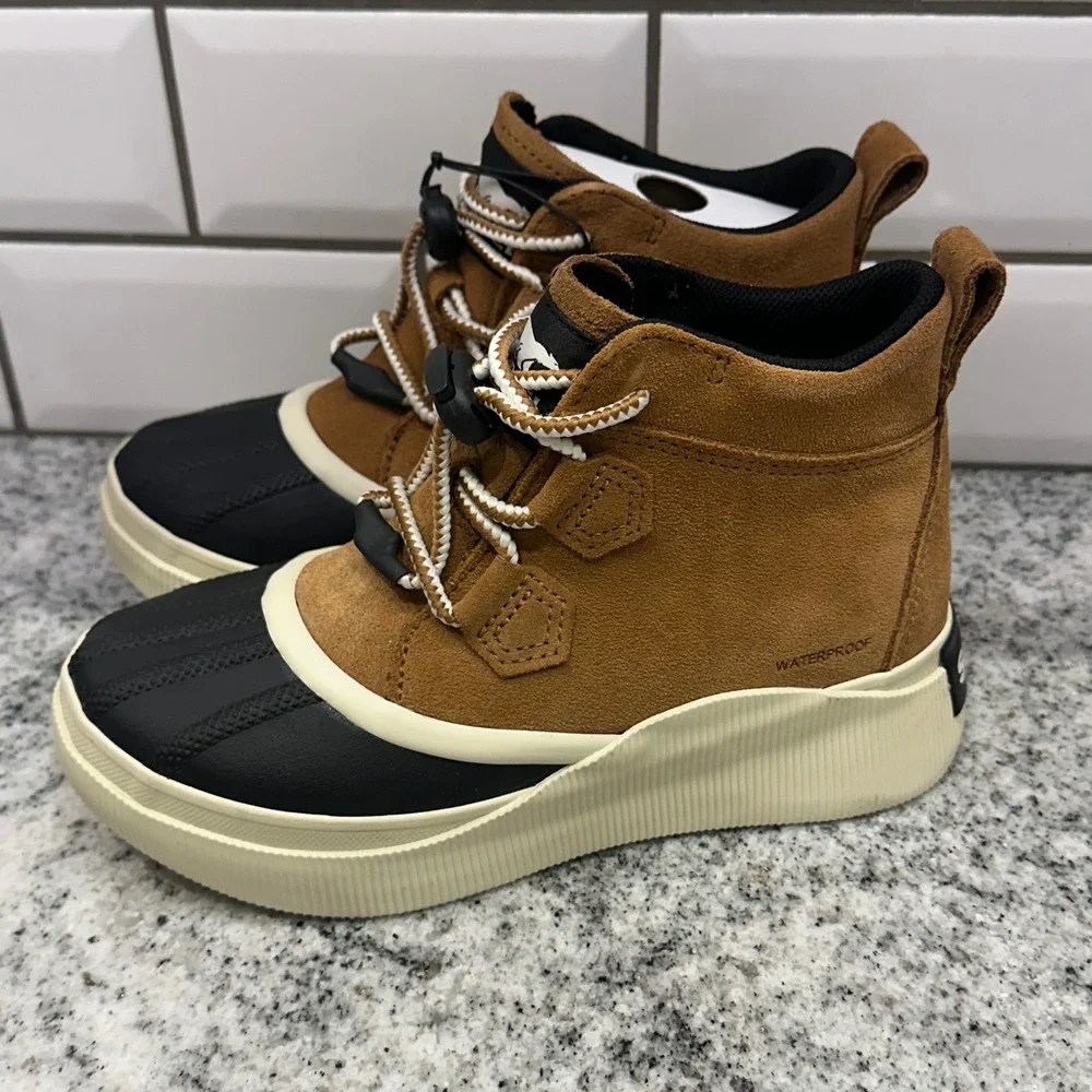 SOREL Kids Size 3 Out N About IV Classic WP Boot Taffy Black Waterproof Suede